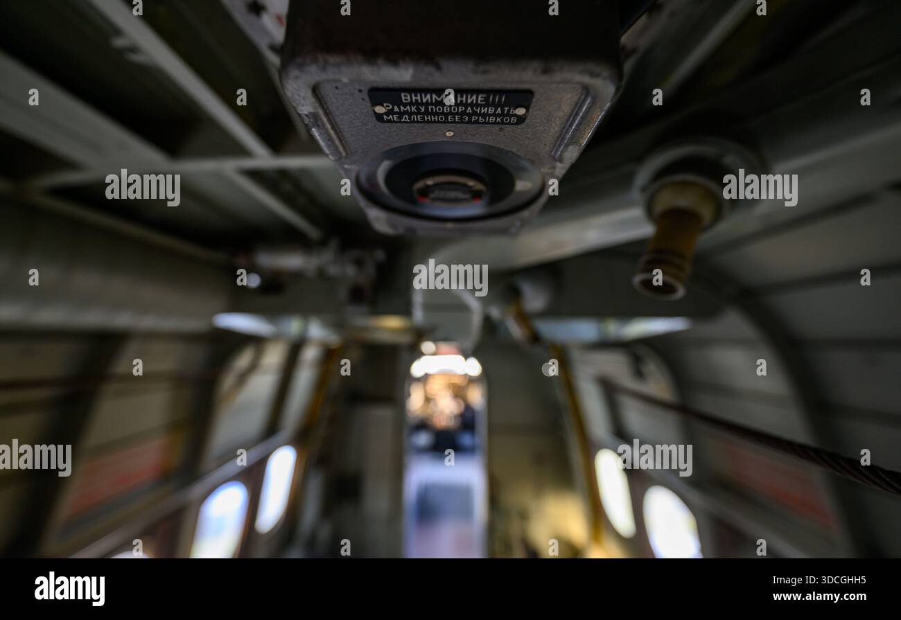 PRODUCTION - 18 décembre 2025, Saxe-Anhalt, Dessau-Roßlau : vue sur la cabine du biplan Antonow an-2 dans le Musée de technologie Hugo Junkers à Dessau-Roßlau. L'avion est actuellement en cours de restauration par des membres de l'association. Le musée se concentre sur le travail du concepteur d'avions et entrepreneur Hugo Junkers, de la technologie des appareils de chauffage et de gaz à l'ingénierie des moteurs et de la mécanique et à l'aviation. L'exposition centrale est un Junkers Ju restauré 52/3m. Une autre partie de l'exposition est consacrée à la construction aéronautique en RDA entre 1954 et 1961. Photo : Hendrik Schmidt/dpa Banque D'Images