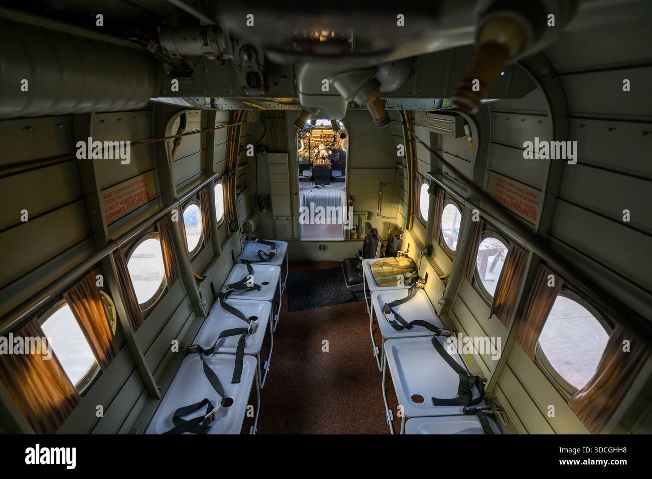 PRODUCTION - 18 décembre 2025, Saxe-Anhalt, Dessau-Roßlau : vue sur la cabine du biplan Antonov an-2 dans le Musée de technologie Hugo Junkers à Dessau-Roßlau. L'avion est actuellement en cours de restauration par des membres de l'association. Le musée se concentre sur le travail du concepteur d'avions et entrepreneur Hugo Junkers, de la technologie des appareils de chauffage et de gaz à l'ingénierie des moteurs et de la mécanique et à l'aviation. L'exposition centrale est un Junkers Ju restauré 52/3m. Une autre partie de l'exposition est consacrée à la construction aéronautique en RDA entre 1954 et 1961. Photo : Hendrik Schmidt/dpa Banque D'Images