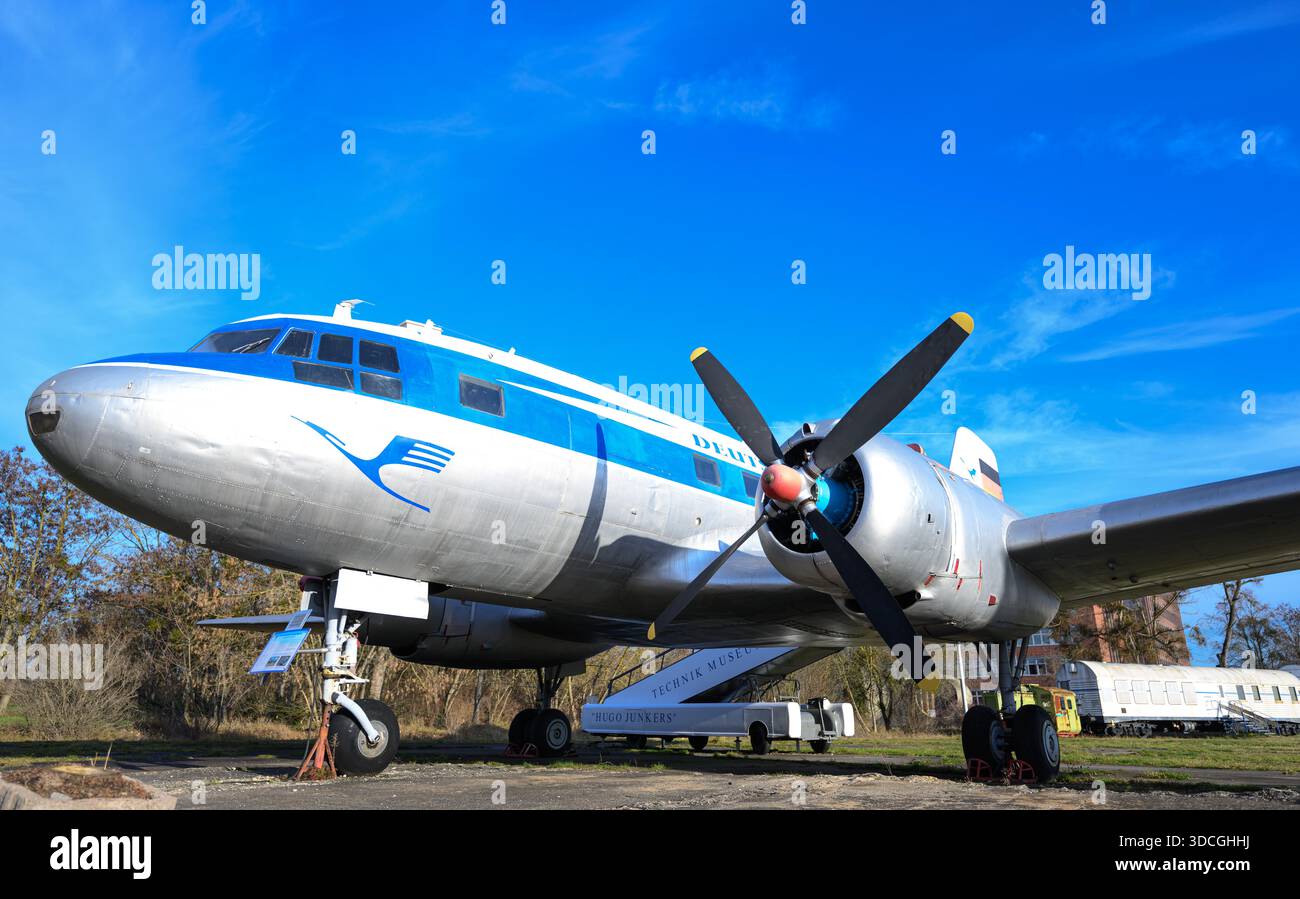 PRODUCTION - 18 décembre 2025, Saxe-Anhalt, Dessau-Roßlau : un il-14P de 1957 se dresse sur le terrain du Musée de technologie Hugo Junkers à Dessau-Roßlau. L'avion de l'usine aéronautique de Dresde est actuellement en cours de restauration par des membres de haut rang de l'association. Le musée se concentre sur le travail du concepteur d'avions et entrepreneur Hugo Junkers, de la technologie des appareils de chauffage et de gaz à l'ingénierie des moteurs et de la mécanique et à l'aviation. L'exposition centrale est un Junkers Ju restauré 52/3m. Une autre partie de l'exposition est consacrée à la construction aéronautique en RDA entre 1954 et 1 Banque D'Images
