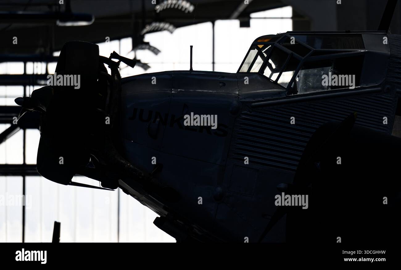 PRODUCTION - 18 décembre 2025, Saxe-Anhalt, Dessau-Roßlau : un Junkers Ju 52/3m est exposé au Musée de technologie Hugo Junkers de Dessau-Roßlau. Le musée se concentre sur le travail du concepteur d'avions et entrepreneur Hugo Junkers, de la technologie des appareils de chauffage et de gaz à l'ingénierie des moteurs et de la mécanique et à l'aviation. L'exposition centrale est un Junkers Ju restauré 52/3m. Une autre partie de l'exposition est consacrée à la construction aéronautique en RDA entre 1954 et 1961. Photo : Hendrik Schmidt/dpa Banque D'Images