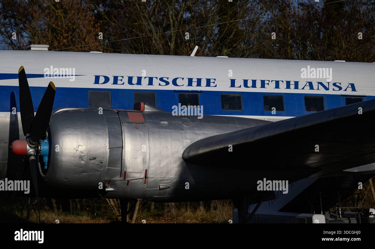 PRODUCTION - 18 décembre 2025, Saxe-Anhalt, Dessau-Roßlau : un il-14P de 1957 se dresse sur le terrain du Musée de technologie Hugo Junkers à Dessau-Roßlau. L'avion de l'usine aéronautique de Dresde est actuellement en cours de restauration par des membres de haut rang de l'association. Le musée se concentre sur le travail du concepteur d'avions et entrepreneur Hugo Junkers, de la technologie des appareils de chauffage et de gaz à l'ingénierie des moteurs et de la mécanique et à l'aviation. L'exposition centrale est un Junkers Ju restauré 52/3m. Une autre partie de l'exposition est consacrée à la construction aéronautique en RDA entre 1954 et 1 Banque D'Images