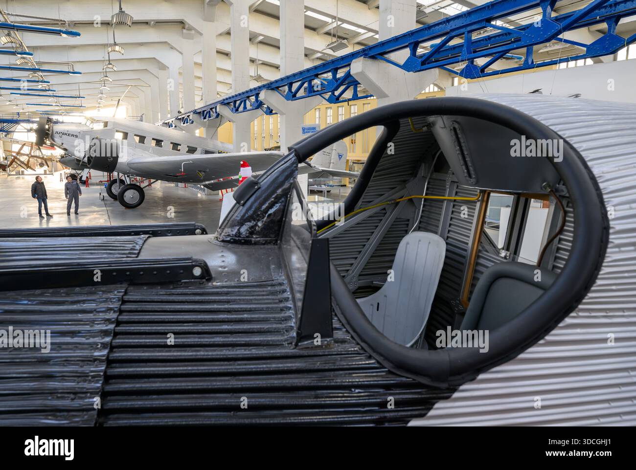 PRODUCTION - 18 décembre 2025, Saxe-Anhalt, Dessau-Roßlau : vue de l'autre côté du cockpit d'une réplique Junkers F13 d'un Junkers Ju 52/3m dans le Musée de technologie 'Hugo Junkers' de Dessau-Roßlau. Le musée se concentre sur le travail du concepteur d'avions et entrepreneur Hugo Junkers, de la technologie des appareils de chauffage et de gaz à l'ingénierie des moteurs et de la mécanique et à l'aviation. L'exposition centrale est un Junkers Ju restauré 52/3m. Une autre partie de l'exposition est consacrée à la construction aéronautique en RDA entre 1954 et 1961. Photo : Hendrik Schmidt/dpa Banque D'Images