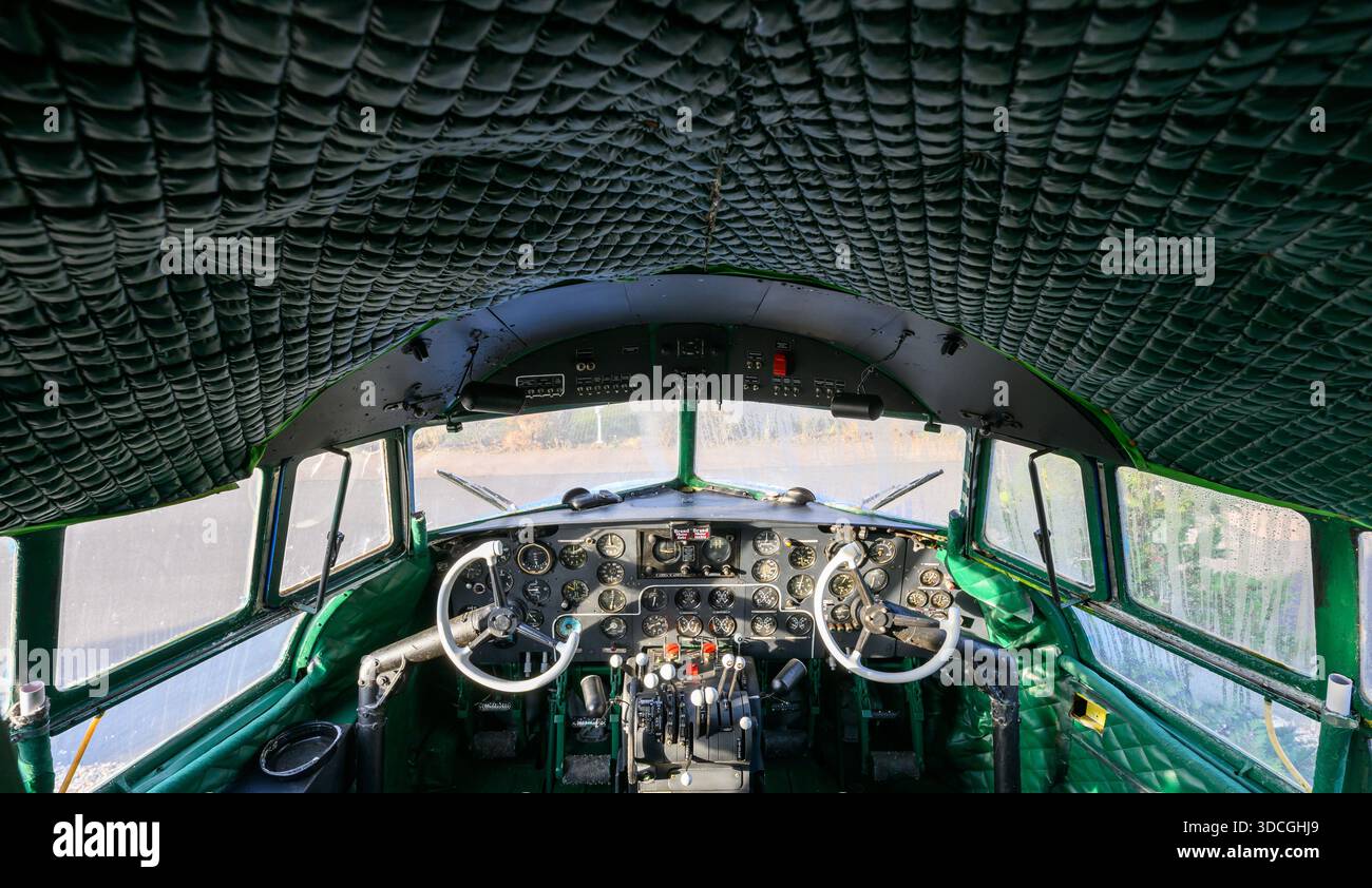 PRODUCTION - 18 décembre 2025, Saxe-Anhalt, Dessau-Roßlau : vue dans le cockpit d'un il-14P de 1957 sur le terrain du Musée de technologie Hugo Junkers à Dessau-Roßlau. L'avion de l'usine aéronautique de Dresde est actuellement en cours de restauration par des membres de haut rang de l'association. Le musée se concentre sur le travail du concepteur d'avions et entrepreneur Hugo Junkers, de la technologie des appareils de chauffage et de gaz à l'ingénierie des moteurs et de la mécanique et à l'aviation. L'exposition centrale est un Junkers Ju restauré 52/3m. Une autre partie de l'exposition est consacrée à la construction aéronautique en RDA Banque D'Images