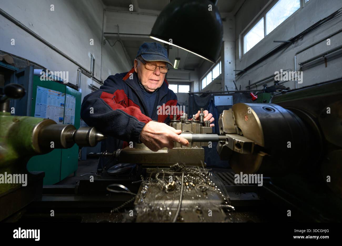 PRODUCTION - 18 décembre 2025, Saxe-Anhalt, Dessau-Roßlau : Wolfgang Bahn, 82 ans, de l'Association du Musée de technologie Hugo Junkers produit un composant métallique sur un tour dans l'atelier du musée. Le musée se concentre sur le travail du concepteur d'avions et entrepreneur Hugo Junkers, de la technologie des appareils de chauffage et de gaz à l'ingénierie des moteurs et de la mécanique et à l'aviation. L'exposition centrale est un Junkers Ju restauré 52/3m. Une autre partie de l'exposition est consacrée à la construction aéronautique en RDA entre 1954 et 1961. Photo : Hendrik Schmidt/dpa Banque D'Images