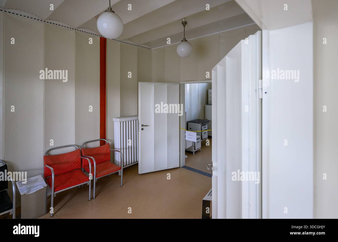 PRODUCTION - 18 décembre 2025, Saxe-Anhalt, Dessau-Roßlau : vue d'une maison en acier dans l'exposition du Musée de technologie Hugo Junkers à Dessau-Roßlau. Le bâtiment, également connu sous le nom de colonie ou maison tropicale, a été construit en 1931 dans le département de construction en acier de la centrale calorifique de Dessau. La construction a reçu plusieurs brevets entre 1929 et 1941. Le musée se concentre sur le travail du concepteur d'avions et entrepreneur Hugo Junkers, de la technologie des appareils de chauffage et de gaz à l'ingénierie des moteurs et de la mécanique et à l'aviation. L'exposition centrale est un Junkers Ju restauré 52/3m. Banque D'Images