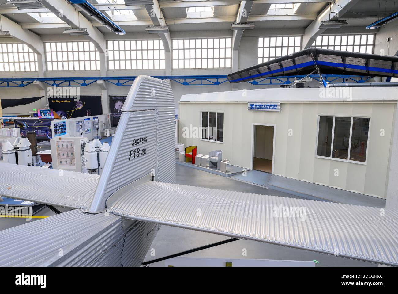 PRODUCTION - 18 décembre 2025, Saxe-Anhalt, Dessau-Roßlau : une maison en acier est exposée au Musée de technologie Hugo Junkers de Dessau-Roßlau. Le bâtiment, également connu sous le nom de colonie ou maison tropicale, a été construit en 1931 dans le département de construction en acier de la centrale calorifique de Dessau. La construction a reçu plusieurs brevets entre 1929 et 1941. Le musée se concentre sur le travail du concepteur d'avions et entrepreneur Hugo Junkers, de la technologie des appareils de chauffage et de gaz à l'ingénierie des moteurs et de la mécanique et à l'aviation. L'exposition centrale est un Junkers Ju restauré 52/3m. Un autre PA Banque D'Images
