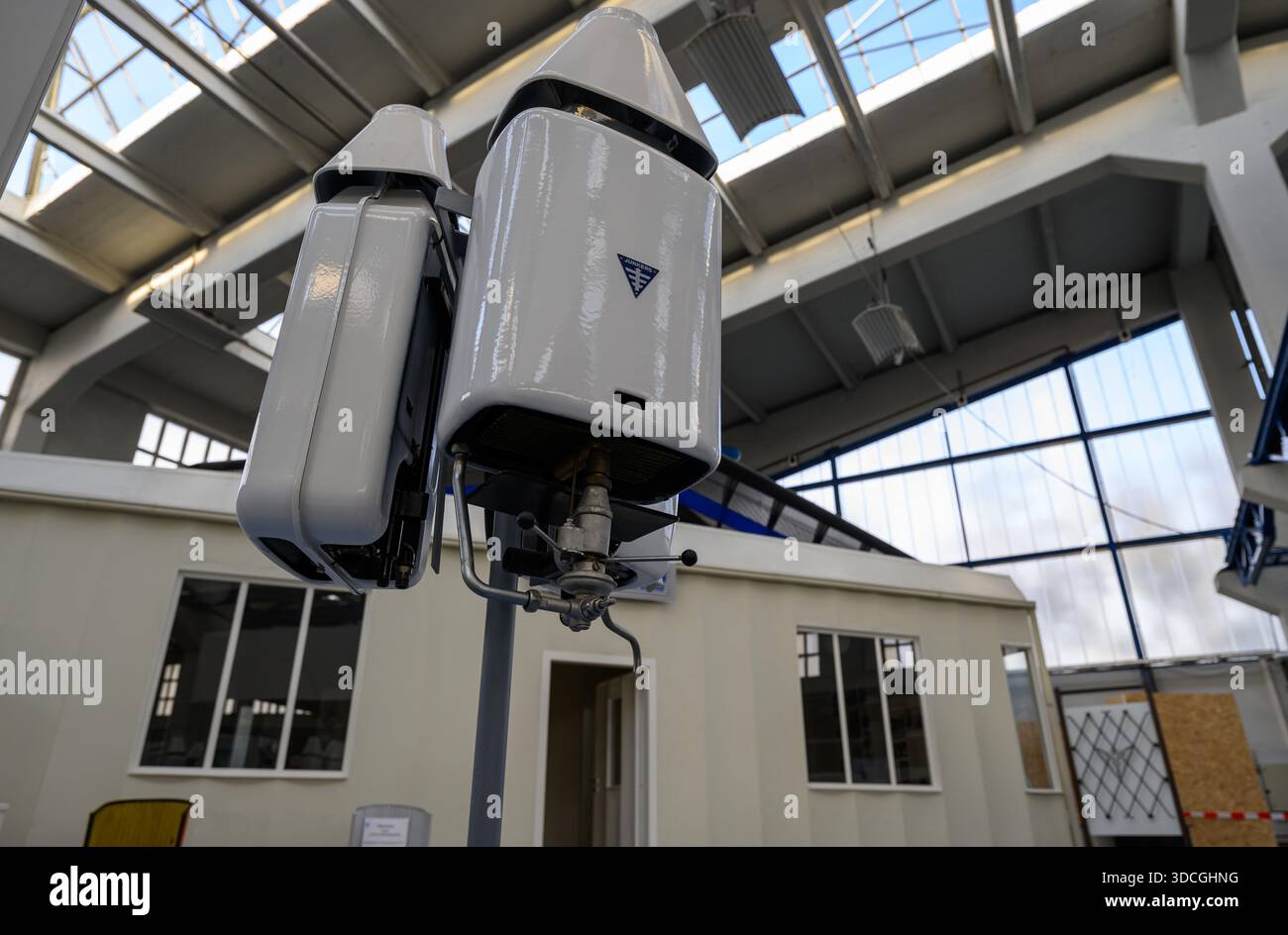PRODUCTION - 18 décembre 2025, Saxe-Anhalt, Dessau-Roßlau : une chaudière à eau chaude au gaz est visible devant une maison en acier dans l'exposition au Musée de technologie Hugo Junkers de Dessau-Roßlau. Le bâtiment, également connu sous le nom de colonie ou maison tropicale, a été construit en 1931 dans le département de construction en acier de la centrale calorifique de Dessau. La construction a obtenu plusieurs brevets entre 1929 et 1941. Le musée se concentre sur le travail du concepteur d'avions et entrepreneur Hugo Junkers, de la technologie des appareils de chauffage et de gaz à l'ingénierie des moteurs et de la mécanique et à l'aviation. Le cent Banque D'Images