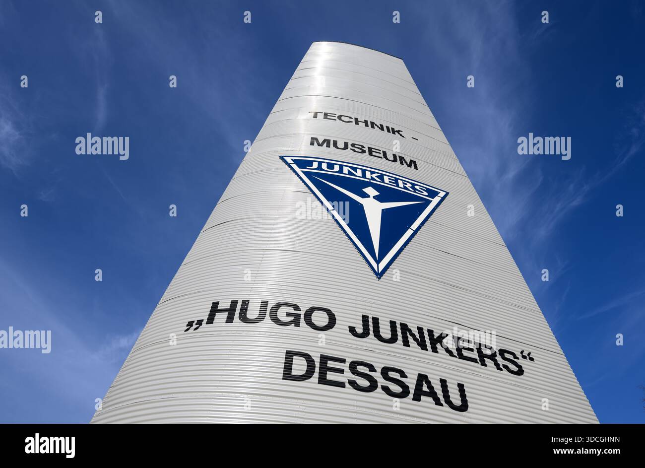 PRODUCTION - 18 décembre 2025, Saxe-Anhalt, Dessau-Roßlau : une aile d'avion avec les tours du logo Junkers devant le Musée de technologie Hugo Junkers à Dessau-Roßlau. Le musée se concentre sur le travail du concepteur d'avions et entrepreneur Hugo Junkers, de la technologie des appareils de chauffage et de gaz à l'ingénierie des moteurs et de la mécanique et à l'aviation. L'exposition centrale est un Junkers Ju restauré 52/3m. Une autre partie de l'exposition est consacrée à la construction aéronautique en RDA entre 1954 et 1961. Photo : Hendrik Schmidt/dpa Banque D'Images