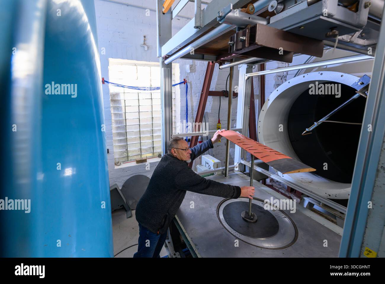 PRODUCTION - 18 décembre 2025, Saxe-Anhalt, Dessau-Roßlau : Frank Rosinus des amis du Musée de technologie Hugo Junkers de Dessau-Roßlau place le modèle d'une aile dans la soufflerie. Le musée se concentre sur le travail du concepteur d'avions et entrepreneur Hugo Junkers, de la technologie des appareils de chauffage et de gaz à l'ingénierie des moteurs et de la mécanique et à l'aviation. L'exposition centrale est un Junkers Ju restauré 52/3m. Une autre partie de l'exposition est consacrée à la construction aéronautique en RDA entre 1954 et 1961. Photo : Hendrik Schmidt/dpa Banque D'Images