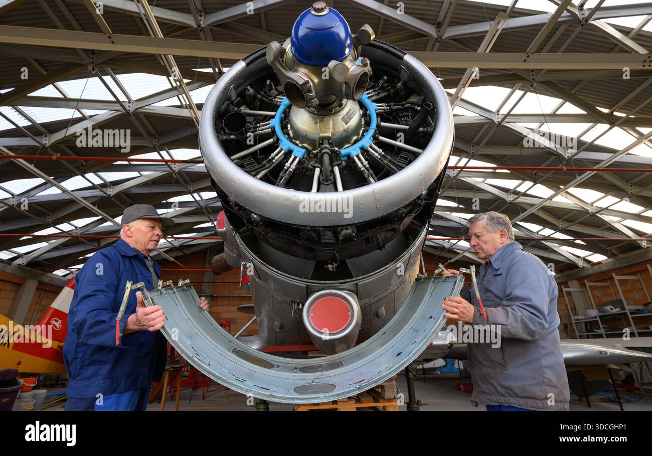 PRODUCTION - 18 décembre 2025, Saxe-Anhalt, Dessau-Roßlau : Arnold Rieck (à gauche) et Gert Koppensdorf, membres du Musée technique Hugo Junkers, travaillent sur le biplan Antonow an-2 à Dessau-Roßlau. Le musée se concentre sur le travail du concepteur d'avions et entrepreneur Hugo Junkers, de la technologie des appareils de chauffage et de gaz à l'ingénierie des moteurs et de la mécanique et à l'aviation. L'exposition centrale est un Junkers Ju restauré 52/3m. Une autre partie de l'exposition est consacrée à la construction aéronautique en RDA entre 1954 et 1961. Photo : Hendrik Schmidt/dpa Banque D'Images