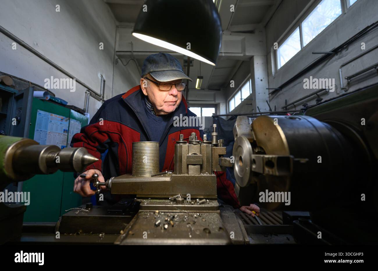 PRODUCTION - 18 décembre 2025, Saxe-Anhalt, Dessau-Roßlau : Wolfgang Bahn, 82 ans, de l'Association du Musée de technologie Hugo Junkers produit un composant métallique sur un tour dans l'atelier du musée. Le musée se concentre sur le travail du concepteur d'avions et entrepreneur Hugo Junkers, de la technologie des appareils de chauffage et de gaz à l'ingénierie des moteurs et de la mécanique et à l'aviation. L'exposition centrale est un Junkers Ju restauré 52/3m. Une autre partie de l'exposition est consacrée à la construction aéronautique en RDA entre 1954 et 1961. Photo : Hendrik Schmidt/dpa Banque D'Images