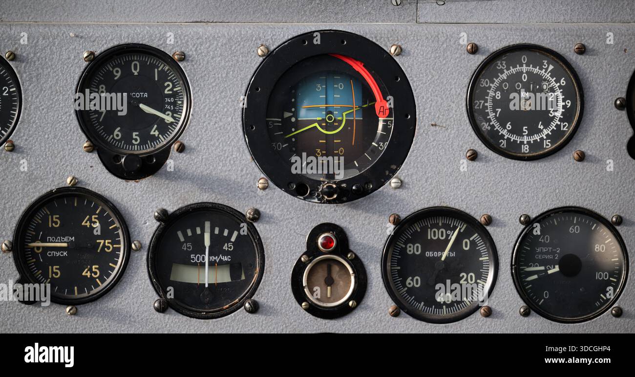 PRODUCTION - 18 décembre 2025, Saxe-Anhalt, Dessau-Roßlau : vue des instruments d'un simulateur de vol Interflug d'un il-18 au Musée de technologie Hugo Junkers de Dessau-Roßlau. Le musée se concentre sur le travail du concepteur d'avions et entrepreneur Hugo Junkers, de la technologie des appareils de chauffage et de gaz à l'ingénierie des moteurs et de la mécanique et à l'aviation. L'exposition centrale est un Junkers Ju restauré 52/3m. Une autre partie de l'exposition est consacrée à la construction aéronautique en RDA entre 1954 et 1961. Photo : Hendrik Schmidt/dpa Banque D'Images