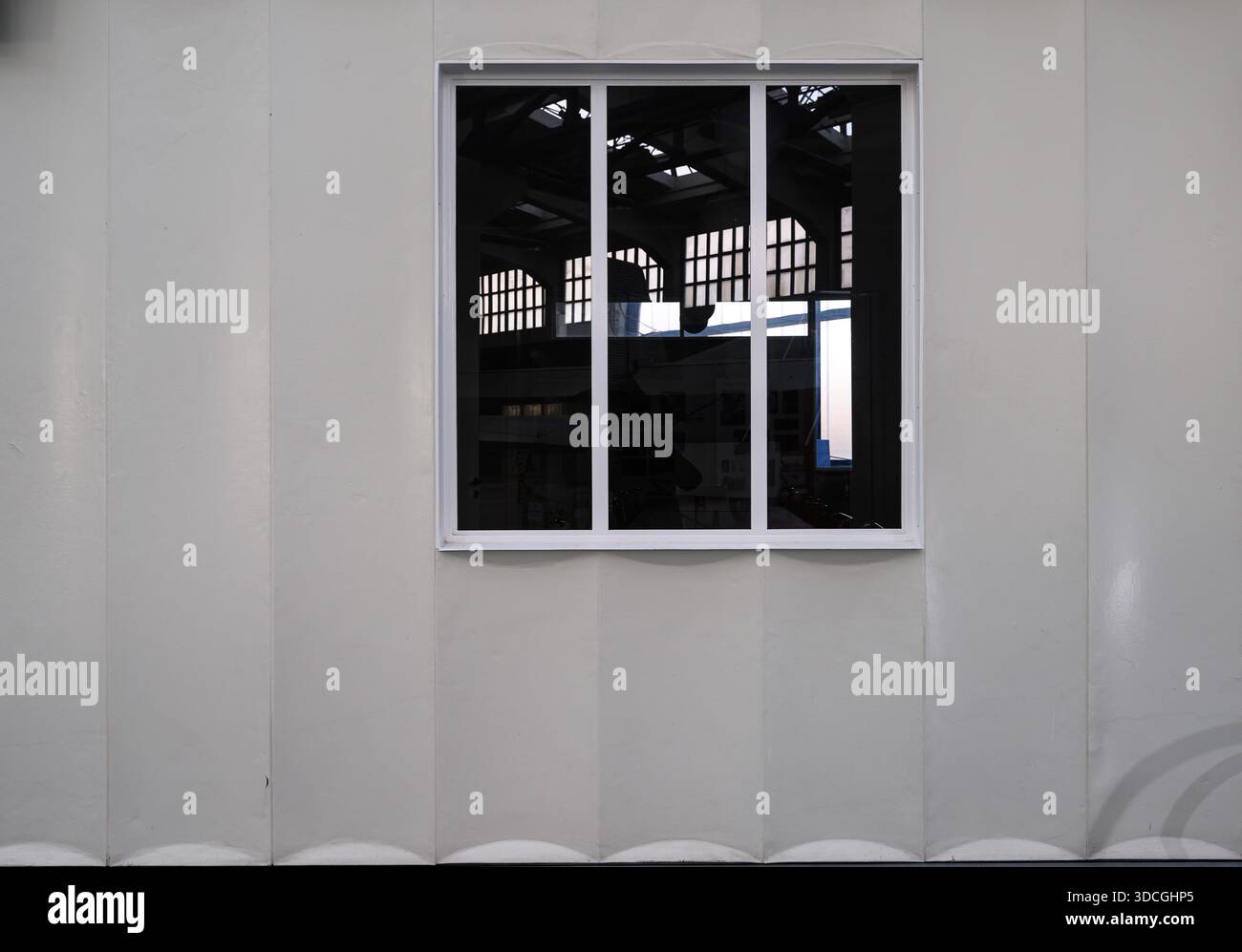 PRODUCTION - 18 décembre 2025, Saxe-Anhalt, Dessau-Roßlau : une maison en acier est exposée au Musée de technologie Hugo Junkers de Dessau-Roßlau. Le bâtiment, également connu sous le nom de colonie ou maison tropicale, a été construit en 1931 dans le département de construction en acier de la centrale calorifique de Dessau. La construction a reçu plusieurs brevets entre 1929 et 1941. Le musée se concentre sur le travail du concepteur d'avions et entrepreneur Hugo Junkers, de la technologie des appareils de chauffage et de gaz à l'ingénierie des moteurs et de la mécanique et à l'aviation. L'exposition centrale est un Junkers Ju restauré 52/3m. Un autre PA Banque D'Images