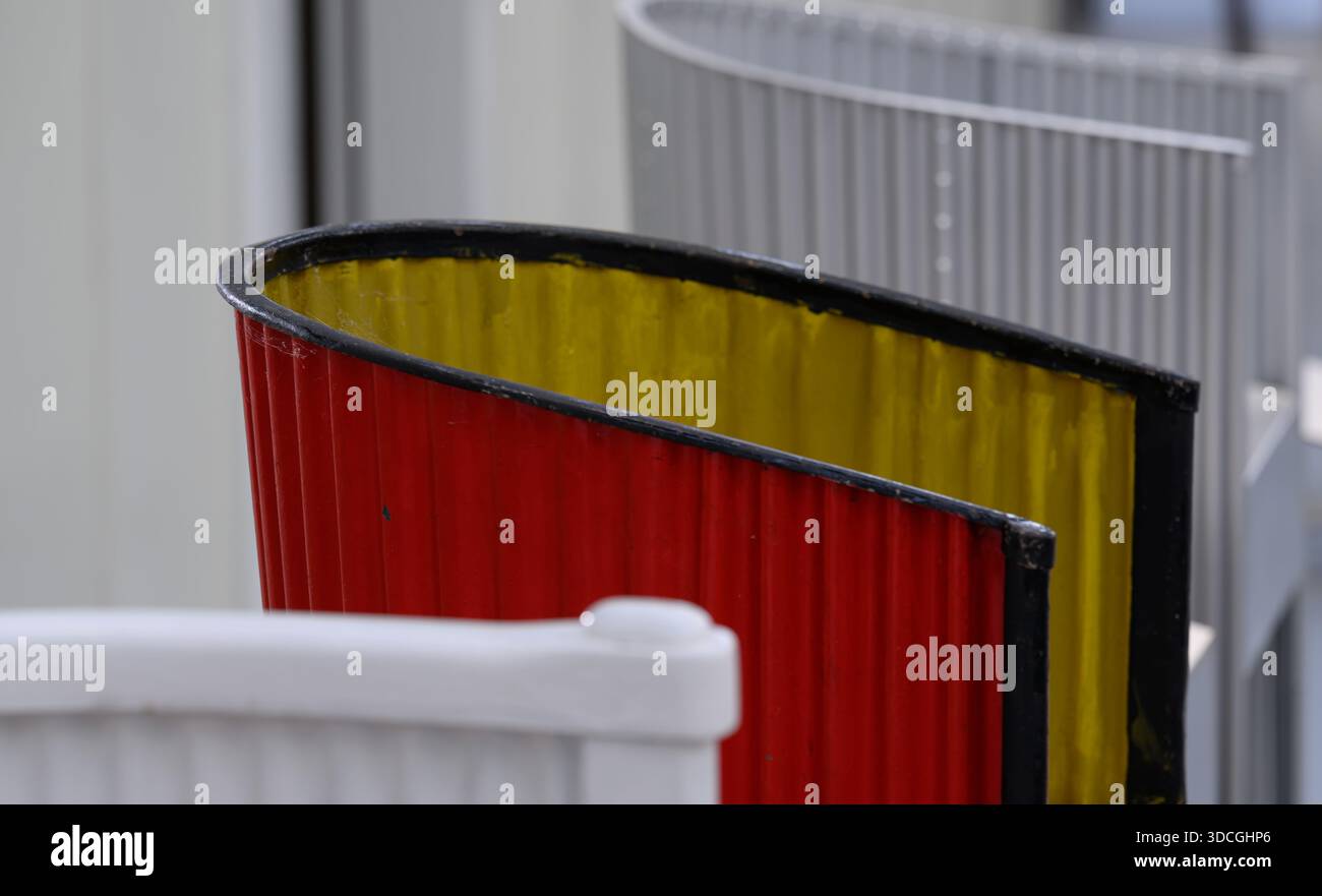 PRODUCTION - 18 décembre 2025, Saxe-Anhalt, Dessau-Roßlau : des chaises en métal Jukers sont exposées au Musée de technologie Hugo Junkers de Dessau-Roßlau. Le musée se concentre sur le travail du concepteur d'avions et entrepreneur Hugo Junkers, de la technologie des appareils de chauffage et de gaz à l'ingénierie des moteurs et de la mécanique et à l'aviation. L'exposition centrale est un Junkers Ju restauré 52/3m. Une autre partie de l'exposition est consacrée à la construction aéronautique en RDA entre 1954 et 1961. Photo : Hendrik Schmidt/dpa Banque D'Images