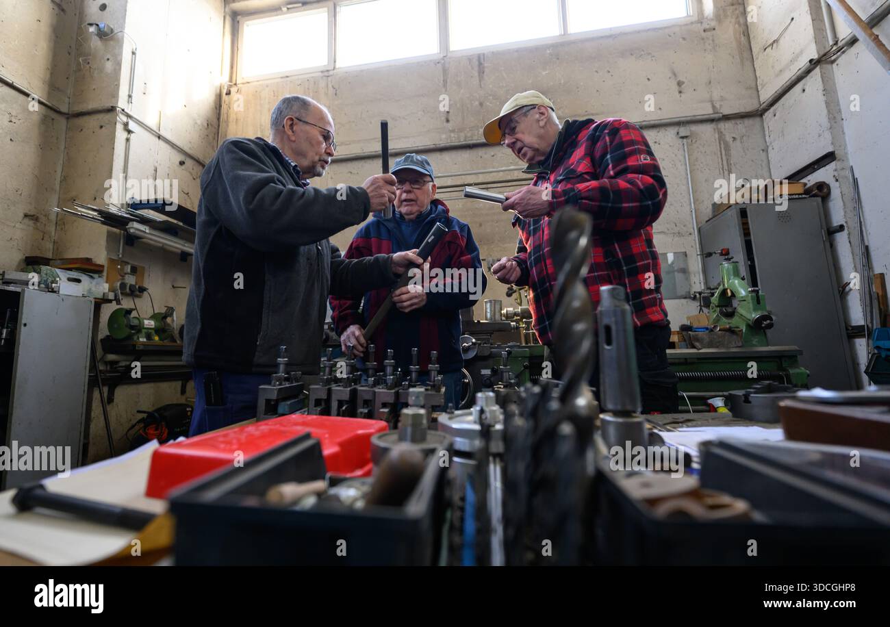 PRODUCTION - 18 décembre 2025, Saxe-Anhalt, Dessau-Roßlau : les seniors du Technikmuseum de Förderverein 'Hugo Junkers' travaillent dans l'atelier du musée à Dessau-Roßlau. Le musée se concentre sur le travail du concepteur d'avions et entrepreneur Hugo Junkers, de la technologie des appareils de chauffage et de gaz à l'ingénierie des moteurs et de la mécanique et à l'aviation. L'exposition centrale est un Junkers Ju restauré 52/3m. Une autre partie de l'exposition est consacrée à la construction aéronautique en RDA entre 1954 et 1961. Photo : Hendrik Schmidt/dpa Banque D'Images