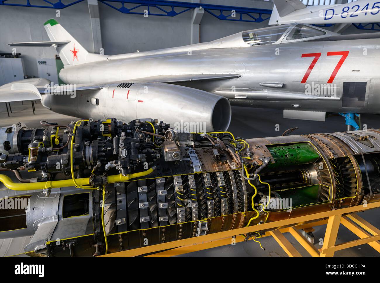 PRODUCTION - 18 décembre 2025, Saxe-Anhalt, Dessau-Roßlau : un turboréacteur à un seul arbre, autrefois développé en URSS, est exposé au Musée de technologie Hugo Junkers de Dessau-Roßlau. Le musée se concentre sur le travail du concepteur d'avions et entrepreneur Hugo Junkers, de la technologie des appareils de chauffage et de gaz à l'ingénierie des moteurs et de la mécanique et à l'aviation. L'exposition centrale est un Junkers Ju restauré 52/3m. Une autre partie de l'exposition est consacrée à la construction aéronautique en RDA entre 1954 et 1961. Photo : Hendrik Schmidt/dpa Banque D'Images