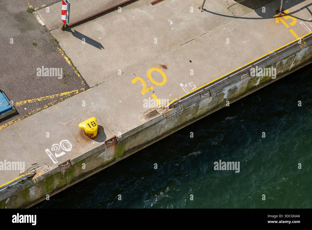 Vue en angle élevé du quai du port de passagers à Tallinn reisisadam, Estonie Banque D'Images