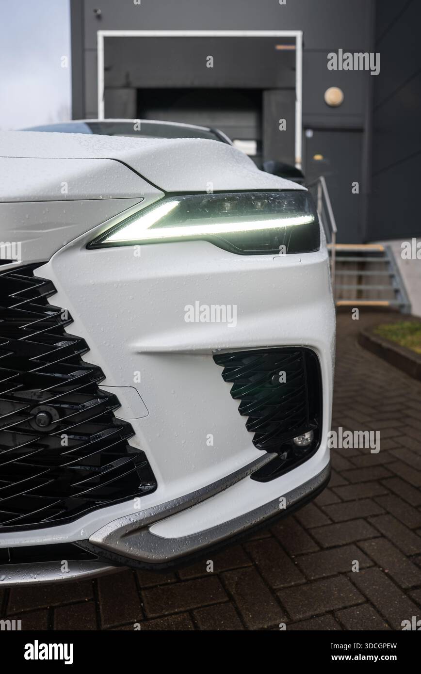 Lexus RX 450h plus détail avant droit avec DRL LED et calandre à axe Banque D'Images