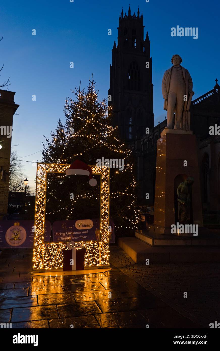 Arbre de Noël et lumières décoratives près de la tour tronquée sur la place du marché au coucher du soleil Banque D'Images