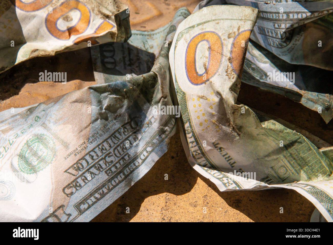 Les billets de banque sales et froissés en dollars américains symbolisent le concept de crise de corruption de pertes financières Banque D'Images