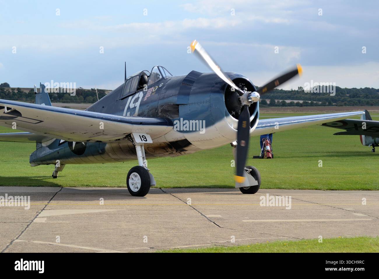 WW2 Grumman F6F Hellcat chasseur déménageant à l'Imperial War Museum, Duxford, Royaume-Uni Banque D'Images