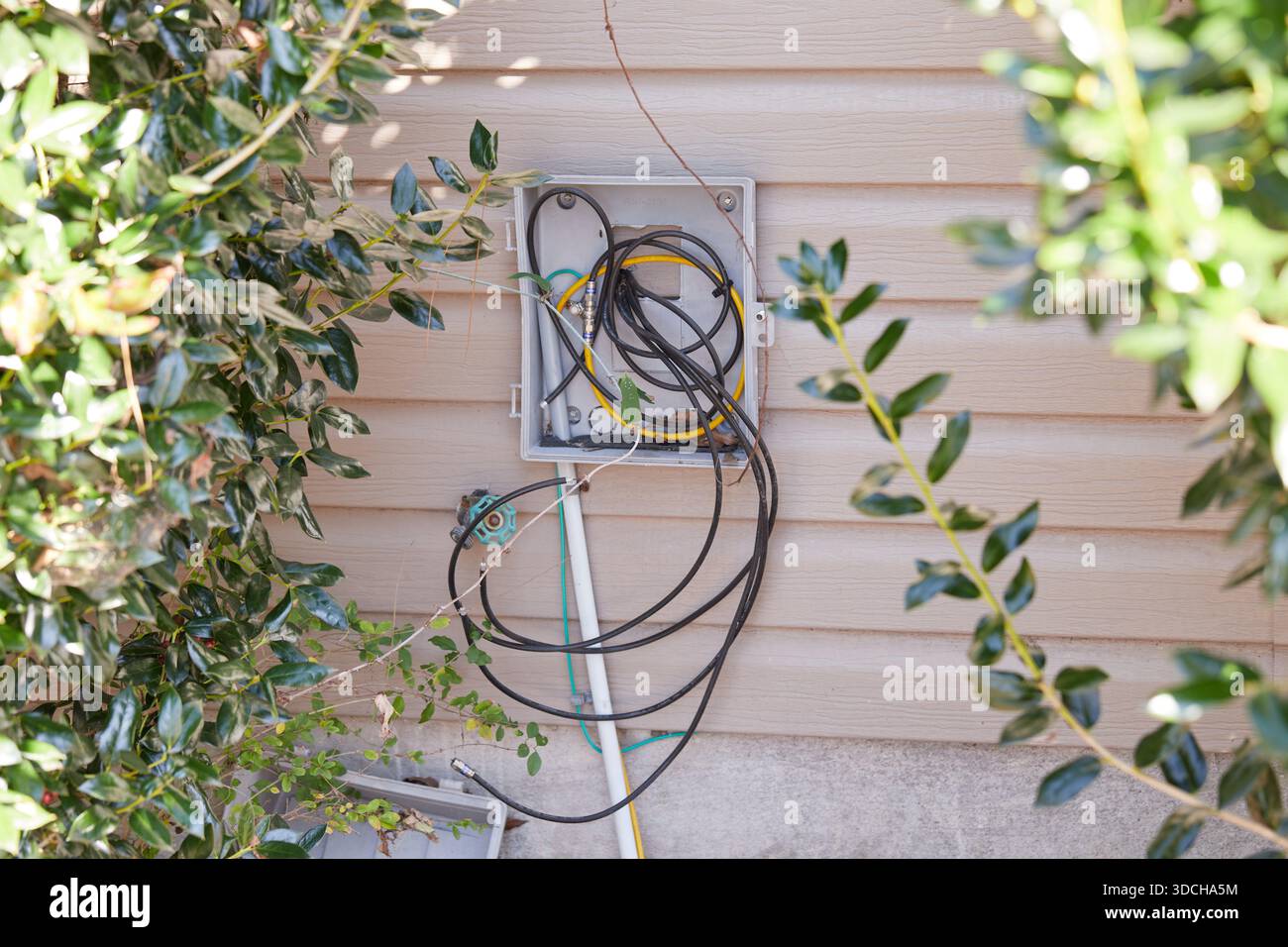 Télévision par câble et boîte de jonction Internet, monté sur le côté d'une maison ! Banque D'Images