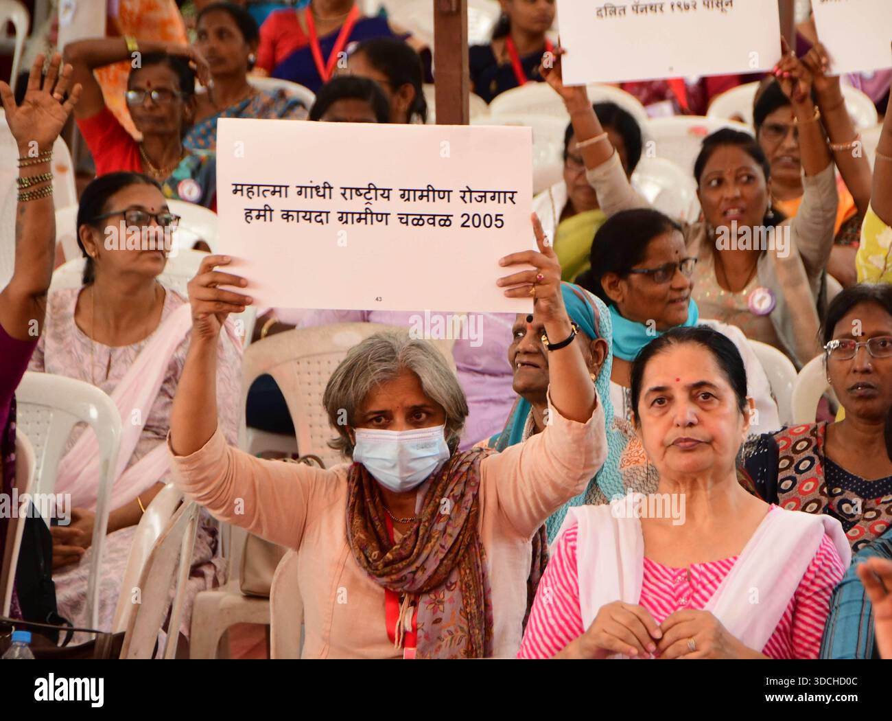 Mumbai, Inde. 22 décembre 2025. MUMBAI, INDE - 22 DÉCEMBRE : les membres se sont réunis lors de la célébration des 50 ans de Stree Mukti Sanghatana à Azad Maidan le 22 décembre 2025 à Mumbai, Inde. Stree Mukti Sanghatana travaille sur les questions relatives aux femmes et sensibilise aux droits des femmes.(photo de Bhushan Koyande/Hindustan Times/Sipa USA) crédit : Sipa US/Alamy Live News Banque D'Images