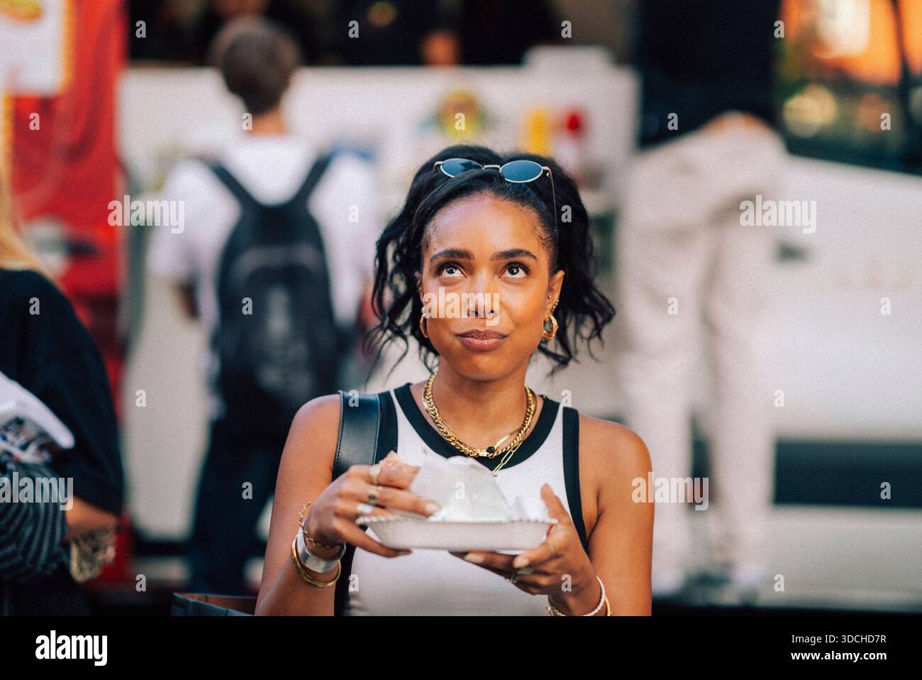 Femme essayant le hot-dog au festival de la nourriture Banque D'Images