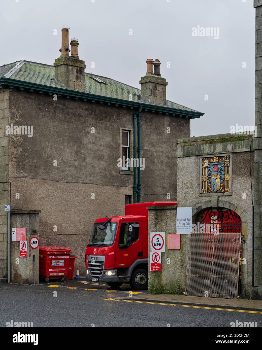 Un camion de livraison Royal mail rouge est stationné à l'entrée du bureau de livraison du courrier de Banff Royal à Aberdeenshire, en Écosse. L'écusson du bureau est displ Banque D'Images