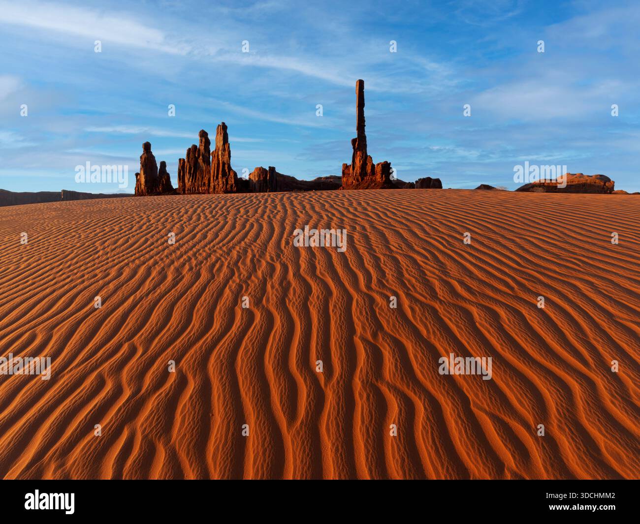 Lumière de l'aube sur le Totem Pole et Yei Bi Chi, Monument Valley, Arizona Banque D'Images