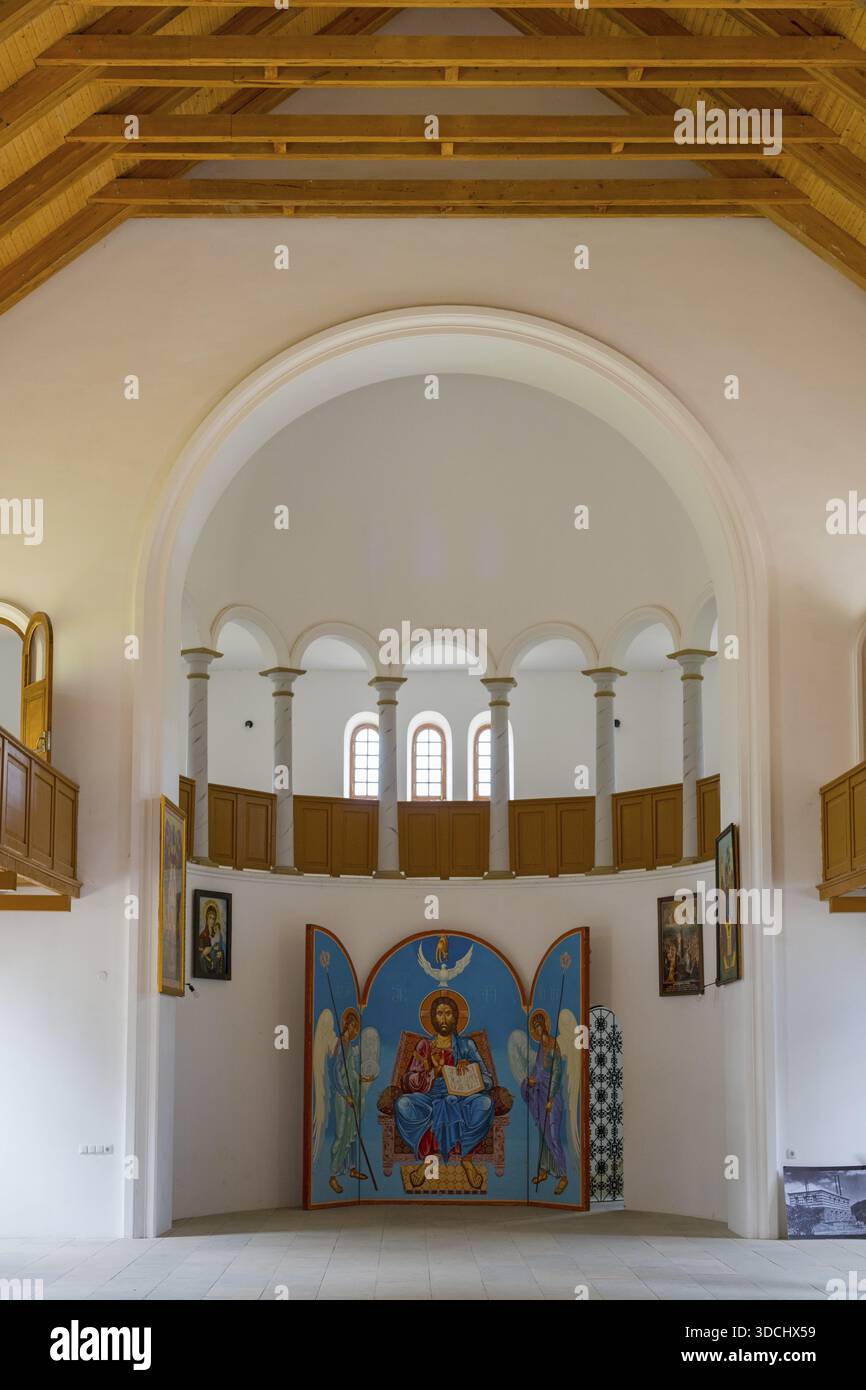Intérieur de l'église avec mur d'icône sous de grandes arches blanches. Symétrie harmonieuse dans l'espace, Église évangélique luthérienne allemande du Rédempteur, Schwabenstr Banque D'Images