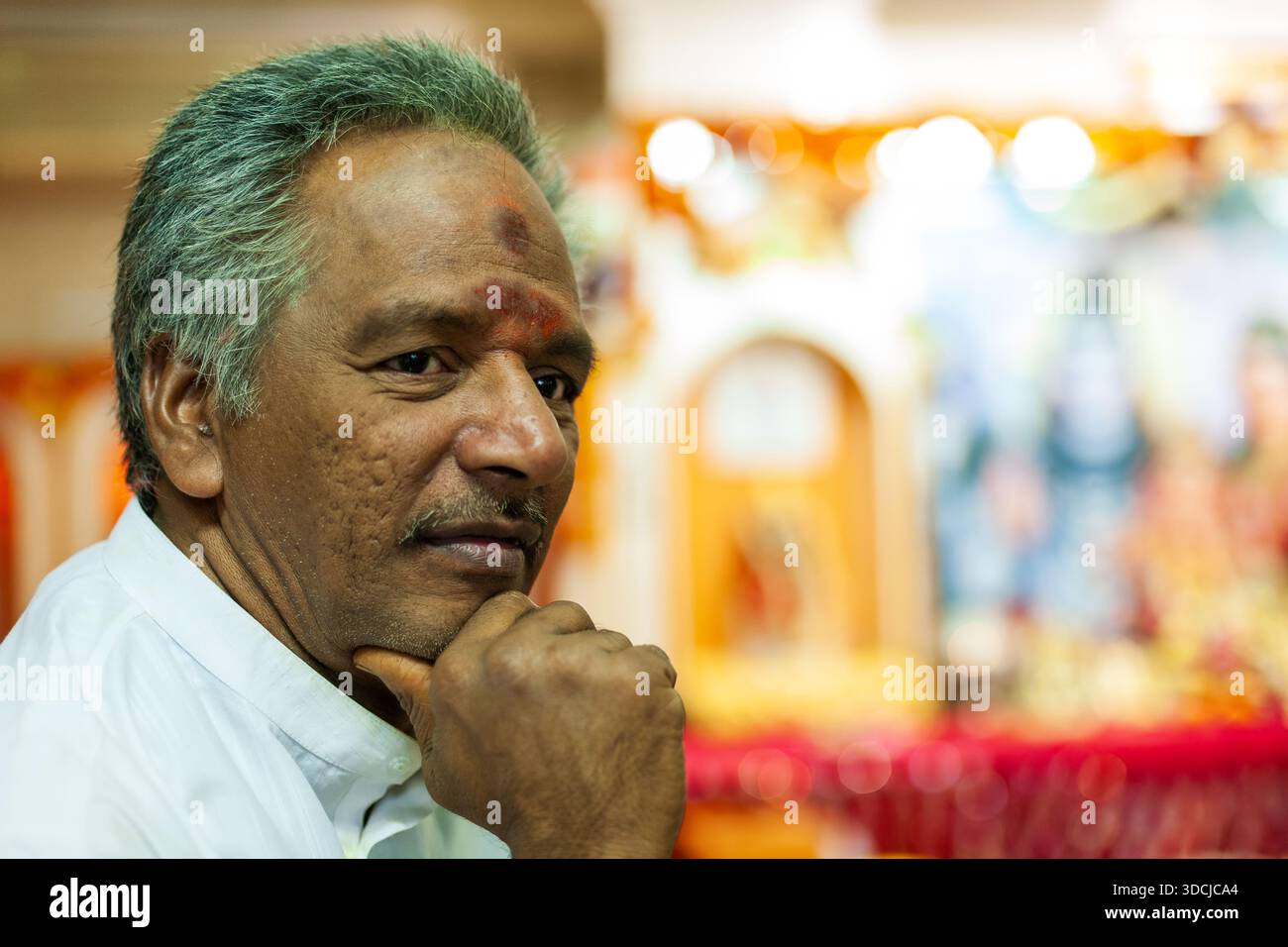 Priest regarde le temple Shiva situé à Bur Dubaï, Dubaï, Émirats arabes Unis Banque D'Images