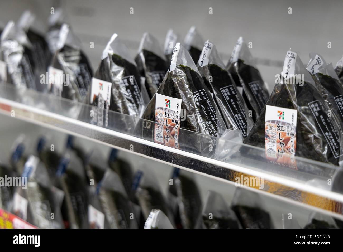 Boulettes de riz onigiri à 7-Eleven, Japon Banque D'Images
