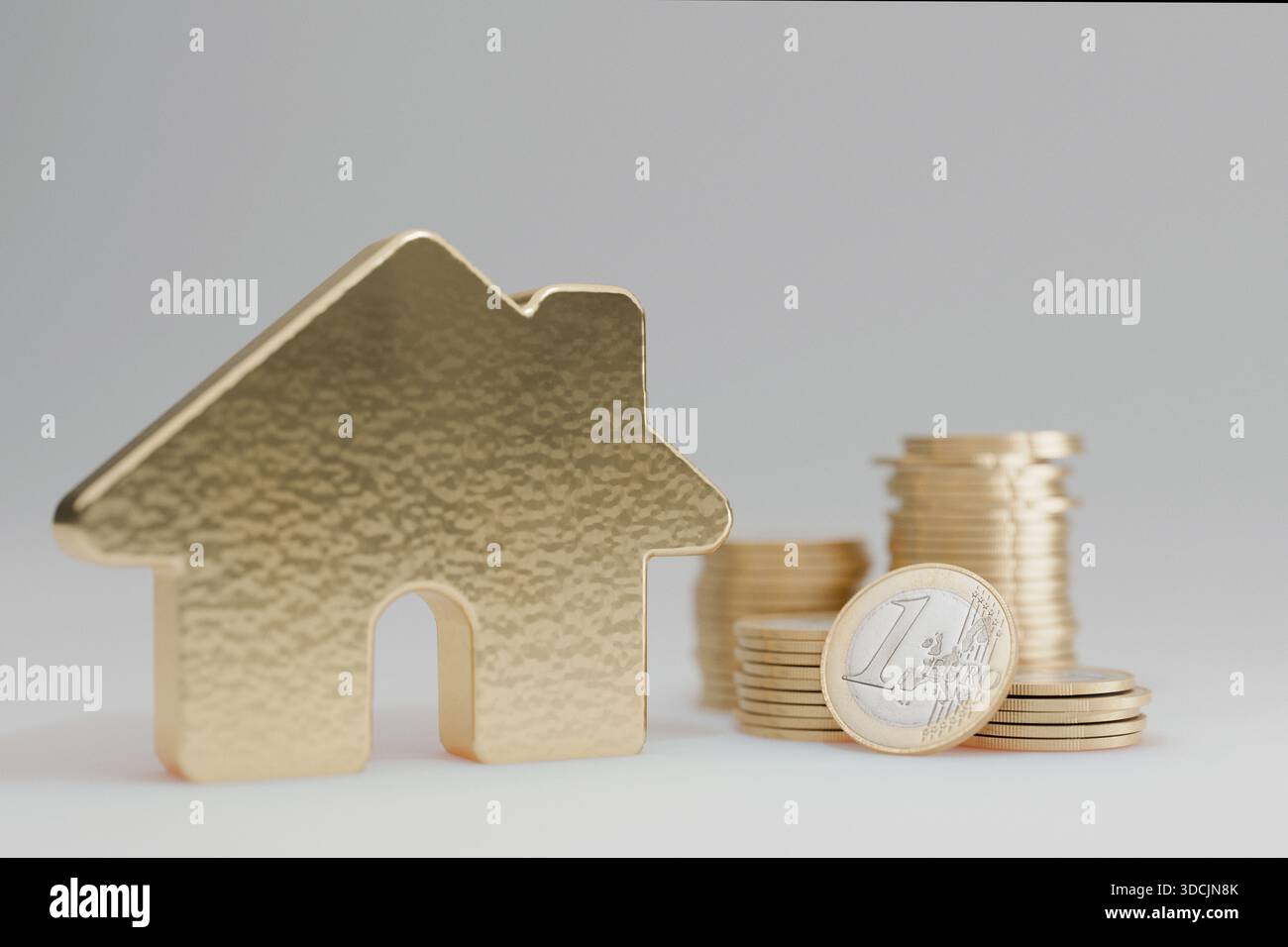 Icône de maison dorée avec des piles de pièces d'un euro sur un fond neutre. Concept de l'immobilier, investissement, hypothèque, épargne habitation, valeur de la propriété, a Banque D'Images