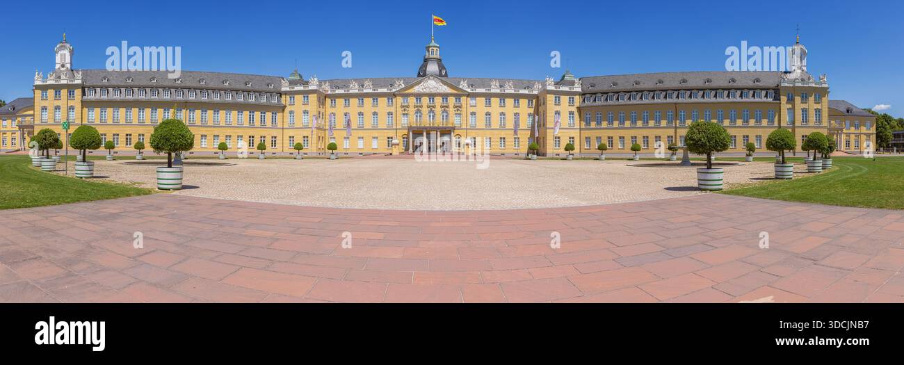 Panorama frontal du palais de Karlsruhe, ancienne résidence des souverains de Baden Banque D'Images