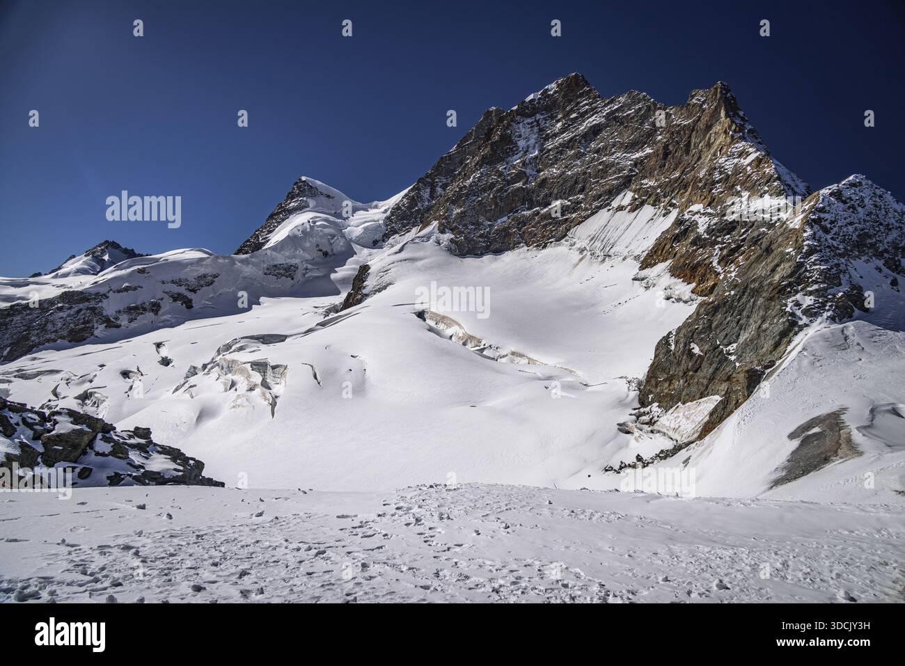 Sommets de montagne enneigés à Jungfraujoch, Suisse Banque D'Images