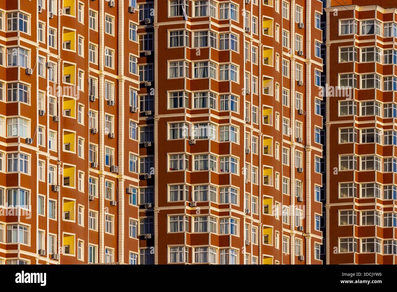 Vue sur l'imposant bâtiment de couleur terre cuite s'élève majestueusement, sa façade symétrique ponctuée de rangées de fenêtres attrapant la lumière, Aktau, M Banque D'Images