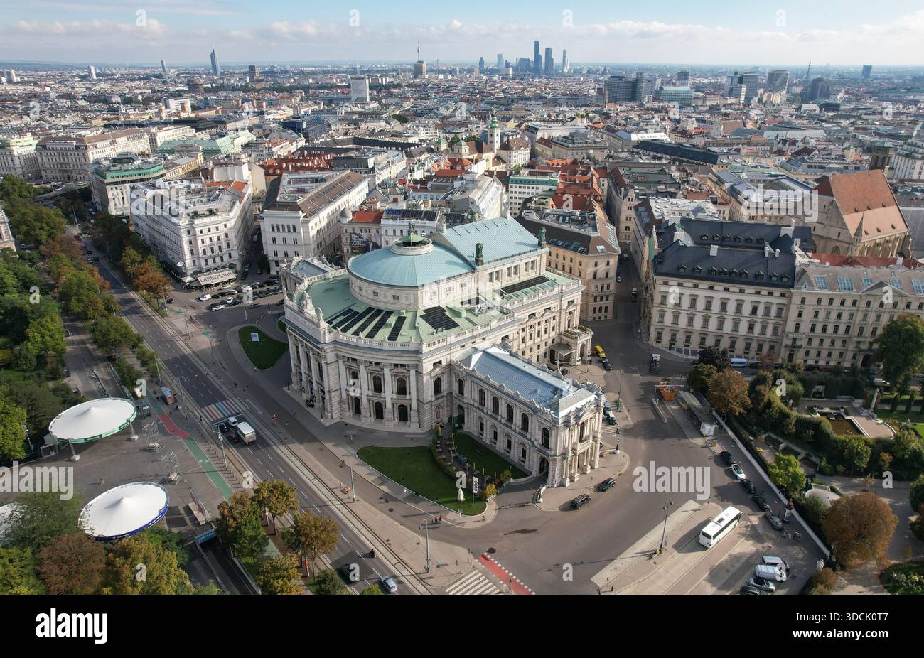 Vue aérienne du grand Opéra national de Vienne, sa façade pâle contraste frappant avec la ville animée ci-dessous, Vienne, Vienne, Autriche. Banque D'Images