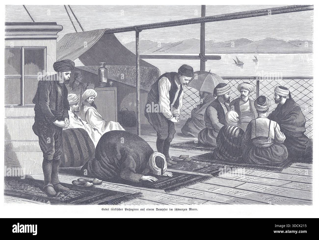 Un groupe d’hommes musulmans effectue la prière commune sur le pont d’un navire, s’agenouillant et s’inclinant sur des tapis de prière tandis que d’autres s’assoient à proximité, créant un moment de réveillon Banque D'Images
