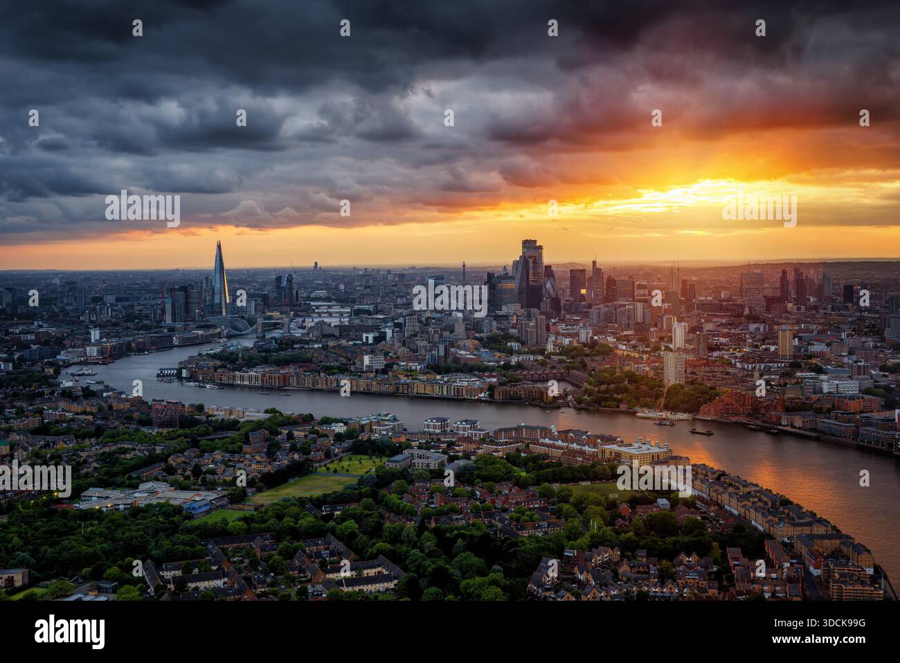 Spectaculaire coucher de soleil d'été derrière l'horizon de la ville de Londres, Angleterre, avec des nuages sombres, le soleil et la lumière morose Banque D'Images