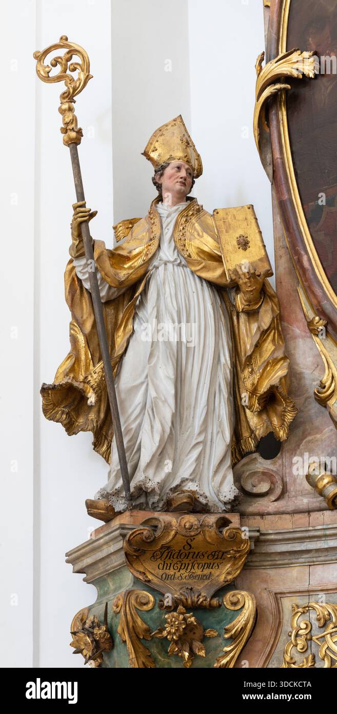 SALZBOURG, AUSTIRA - 8 SEPTEMBRE 2025 : la statue baroque polychrome sculptée d'Isidore dans l'église Kollegienkirche par Simon Thaddäus Baldauf Banque D'Images