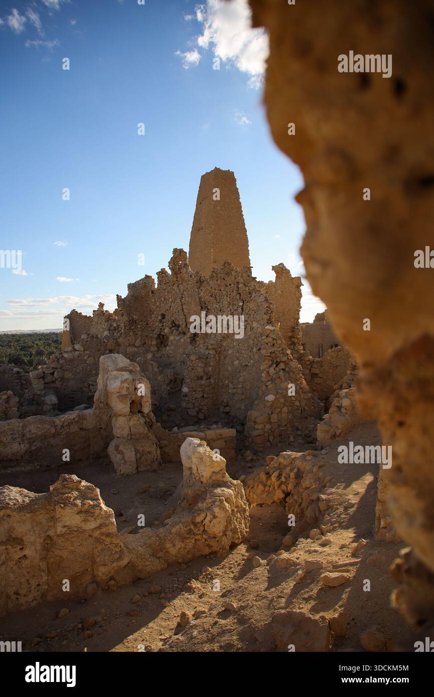 Une vue générale du Temple de l'Oracle à Siwa, en Égypte, le 12 décembre 2025, montre un ancien site oracle dédié au Dieu Amon-Rê, réputé dans l'antiquité pour ses prophéties et pour son rôle central dans le voyage d'Alexandre le Grand pour affirmer son statut divin. (Photo de Doaa Adel/NurPhoto)0 Banque D'Images