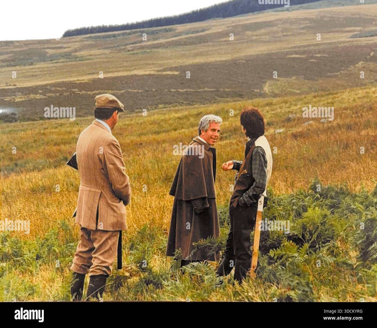 Andrew Mountbatten-Windsor (ex-Prince Andrew), Jeffrey Epstein et Ghislaine Maxwell près de Balmoral en Écosse.photo release by House Oversight Committee image fournie par House Oversight Committee via Credit : Capital Pictures/Alamy Live News Banque D'Images