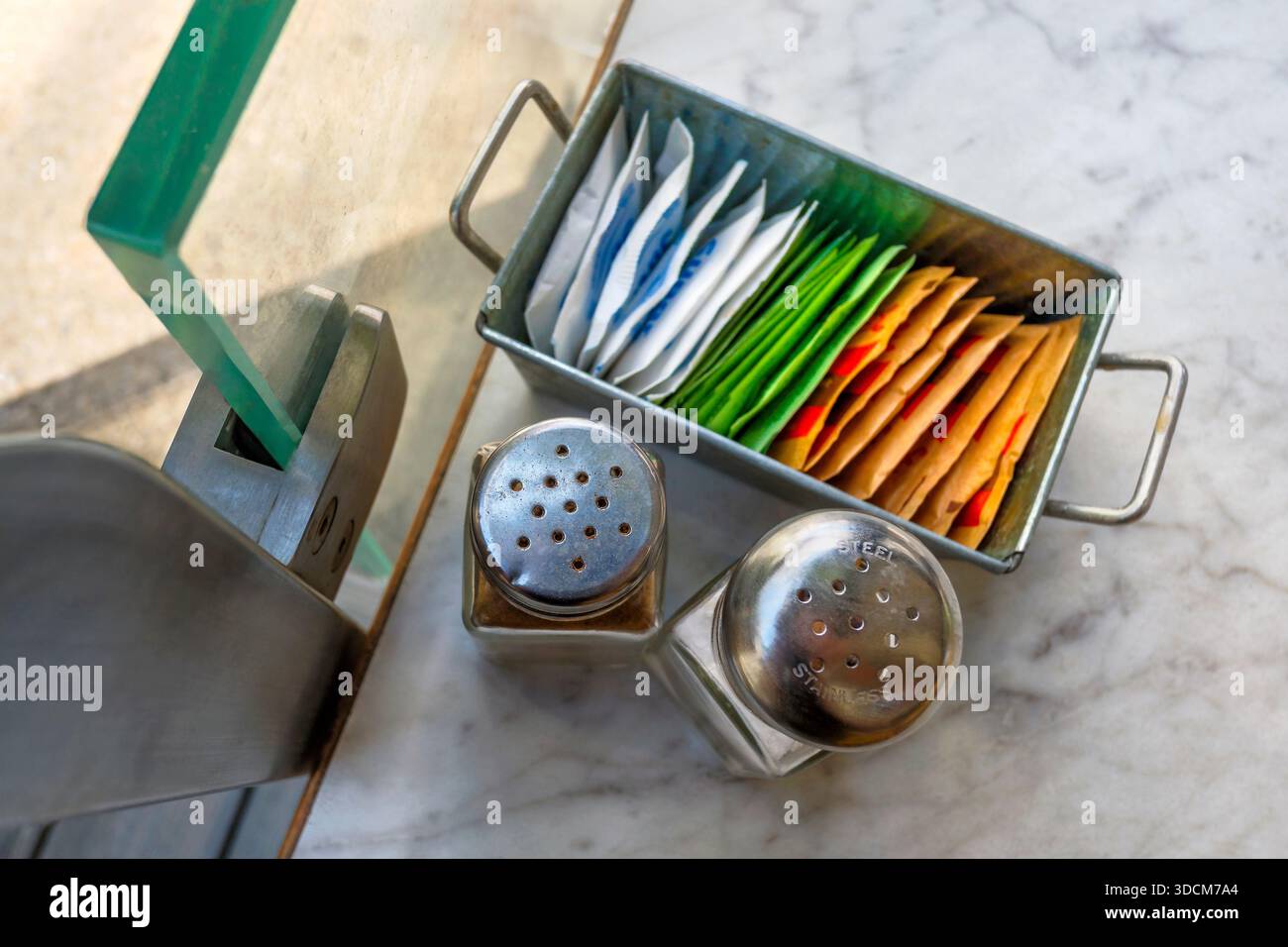 Vue en grand angle des condiments sur la table du restaurant Banque D'Images