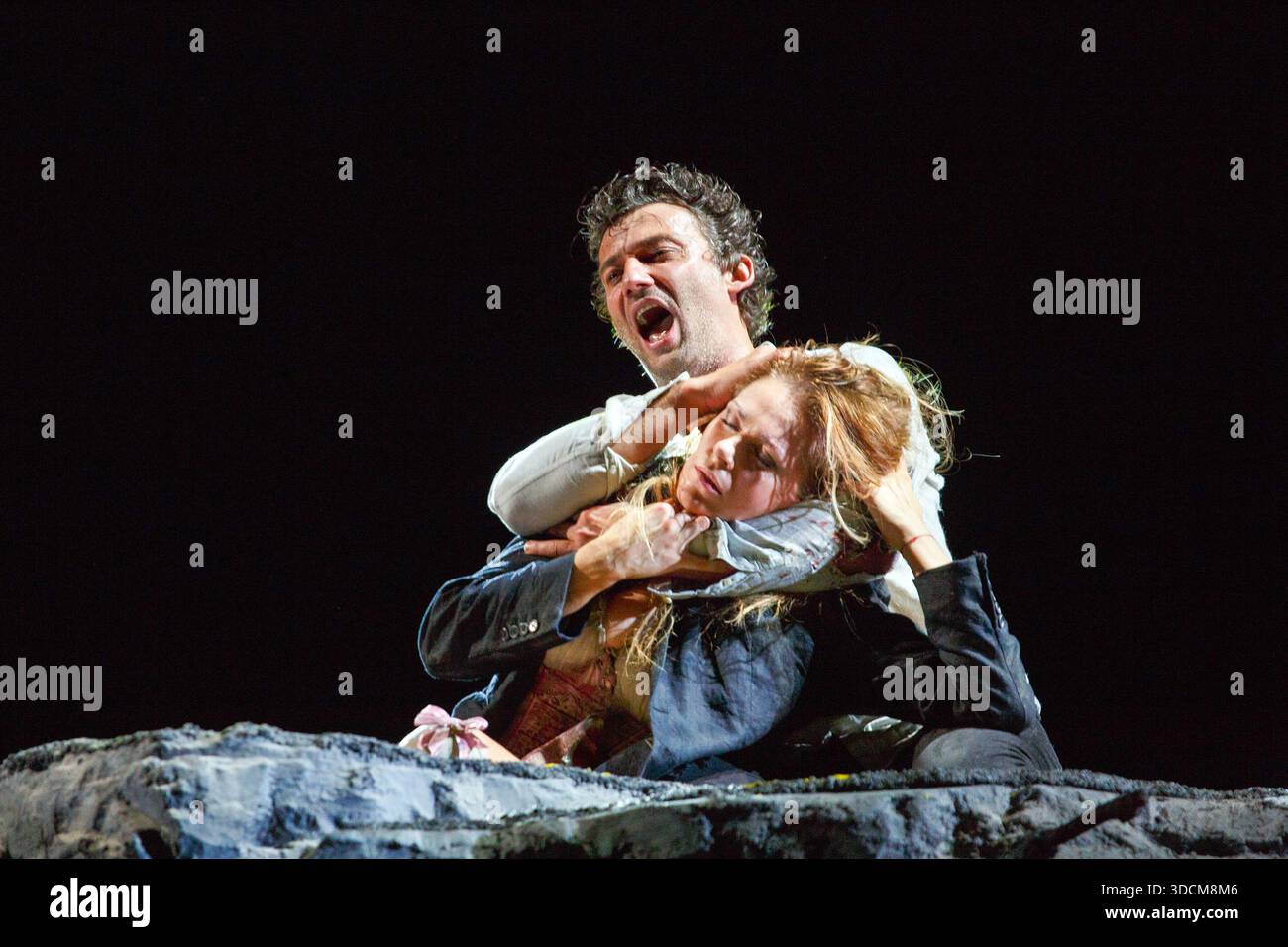 Scène finale, Manon meurt : Kristine Opolais (Manon Lescaut), Jonas Kaufmann (Chevalier des Grieux) dans MANON LESCAUT au Royal Opera, Covent Garden, Londres WC2 17/06/2014 musique : Giacomo Puccini livret : Luigi Illica, Giuseppe Giacosa, Marco Praga & Domenico Oliva chef d'orchestre : Antonio Pappano design : Paul Brown éclairage : Mark Henderson réalisateur : Jonathan Kent Banque D'Images