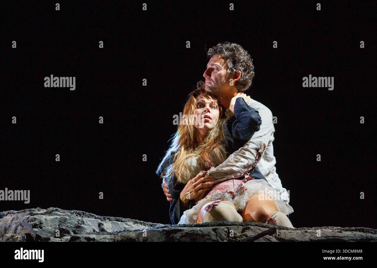 Scène finale, Manon meurt : Kristine Opolais (Manon Lescaut), Jonas Kaufmann (Chevalier des Grieux) dans MANON LESCAUT au Royal Opera, Covent Garden, Londres WC2 17/06/2014 musique : Giacomo Puccini livret : Luigi Illica, Giuseppe Giacosa, Marco Praga & Domenico Oliva chef d'orchestre : Antonio Pappano design : Paul Brown éclairage : Mark Henderson réalisateur : Jonathan Kent Banque D'Images