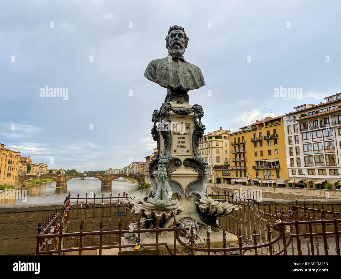 Statue de Dante Alighieri près de la Galerie des Offices surplombant le fleuve Arno à Florence, Italie. Banque D'Images
