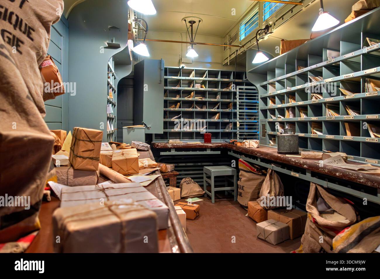 Intérieur de la voiture postale belge pour le transport et le tri du courrier à train World, musée ferroviaire à Schaerbeek / Schaarbeek, Belgique Banque D'Images