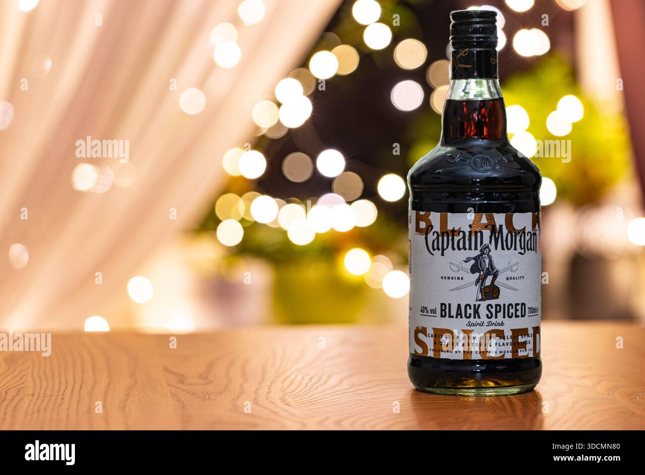 Lviv, Ukraine - 23 décembre 2025 : Captain Morgan Black Spiced Rhum avec Bokeh Lights Banque D'Images