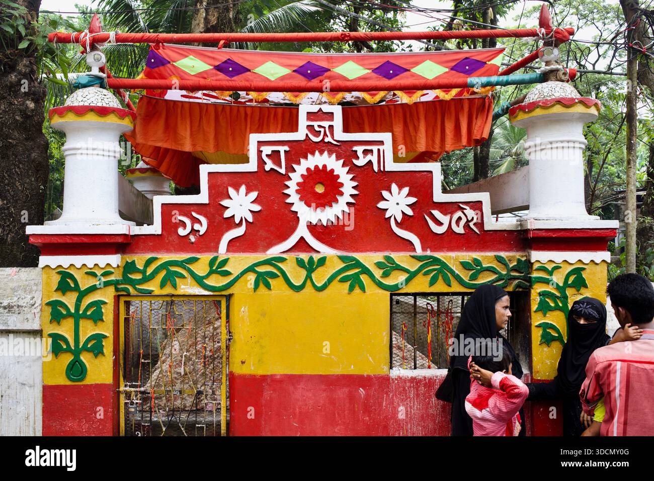 Les visiteurs se rassemblent devant la tombe aux couleurs vives de Hazrat Maju Shah (RA), compagnon du saint Soufi Hazrat Shah Jalal, à Sylhet, au Bangladesh. Banque D'Images